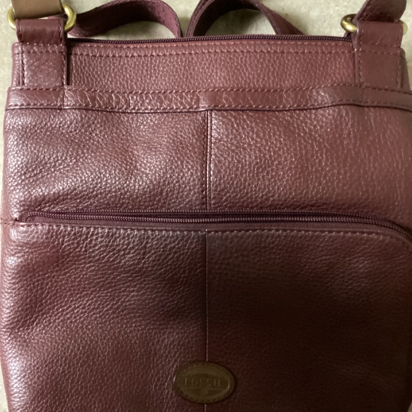 Fossil crossbody bag in ox blood red. - Picture 5 of 10